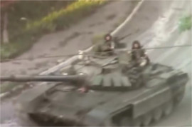 Russische T-72BM tank op 26 August in Sverdlovsk, Luhansk, Ukraïne? Bron: http://youtu.be/_d7m_Ua4wFo